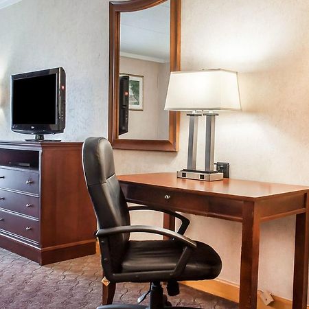 Clarion Hotel Buffalo Airport Williamsville Exterior photo