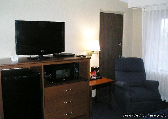 Clarion Hotel Buffalo Airport Williamsville Room photo