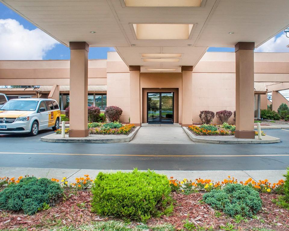 Clarion Hotel Buffalo Airport Williamsville Exterior photo