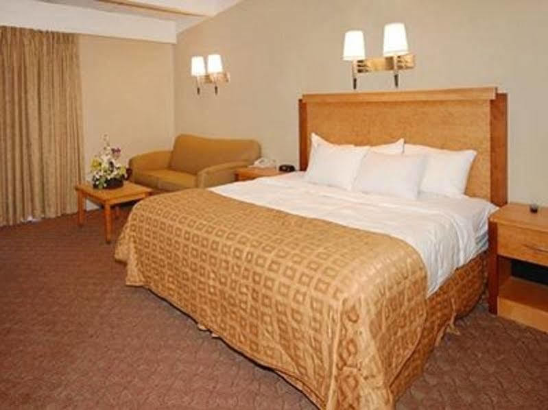 Clarion Hotel Buffalo Airport Williamsville Exterior photo